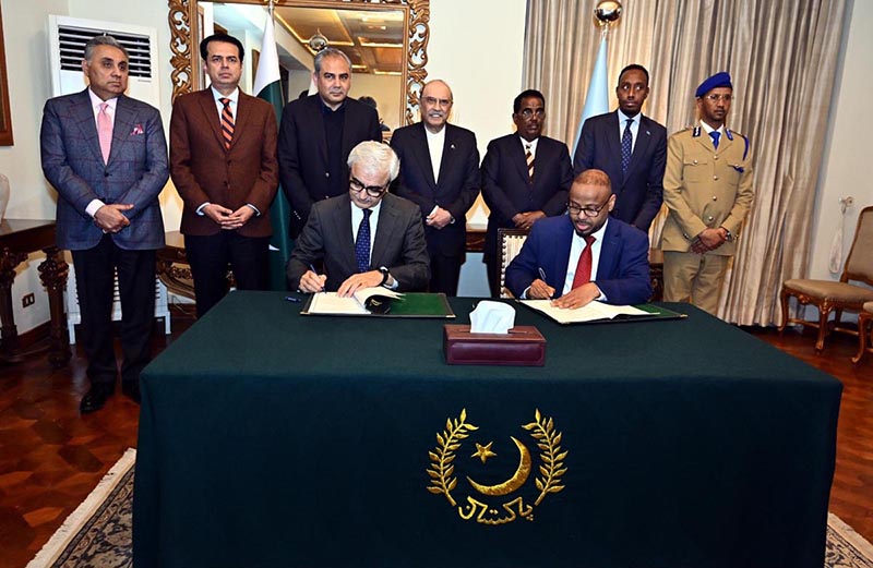President Asif Ali Zardari; Mr Ali Yousuf, Minister of Interior of Somalia; Mr Mohsin Raza Naqvi, Federal Minister for Interior and Narcotics Control and Mr Talal Chaudhry, Minister of State for Interior and Narcotics Control, witness the signing of the agreement abolishing visa requirements for diplomatic passport holders at Aiwan-e-Sadr