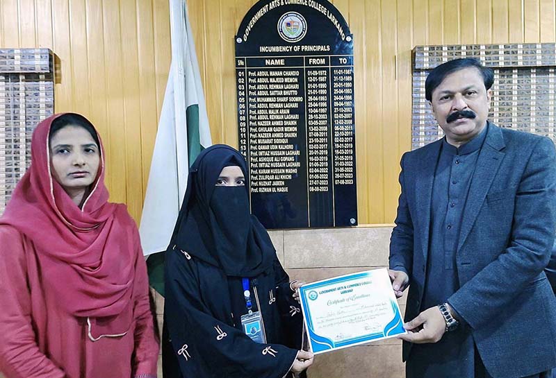 Principal of Government Arts and Commerce College, Prof. Rizwan Gul, presents certificates of appreciation to the winning students of an essay writing competition held to mark the 75th anniversary of Pakistan–China relations