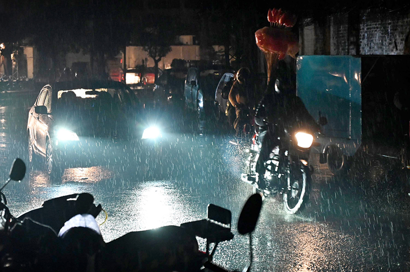 The city welcomed the first night of winter, with the traffic lights going off creating a chill in the air and prompting people in the provincial capital to take precautionary measures to ward off the cold wave