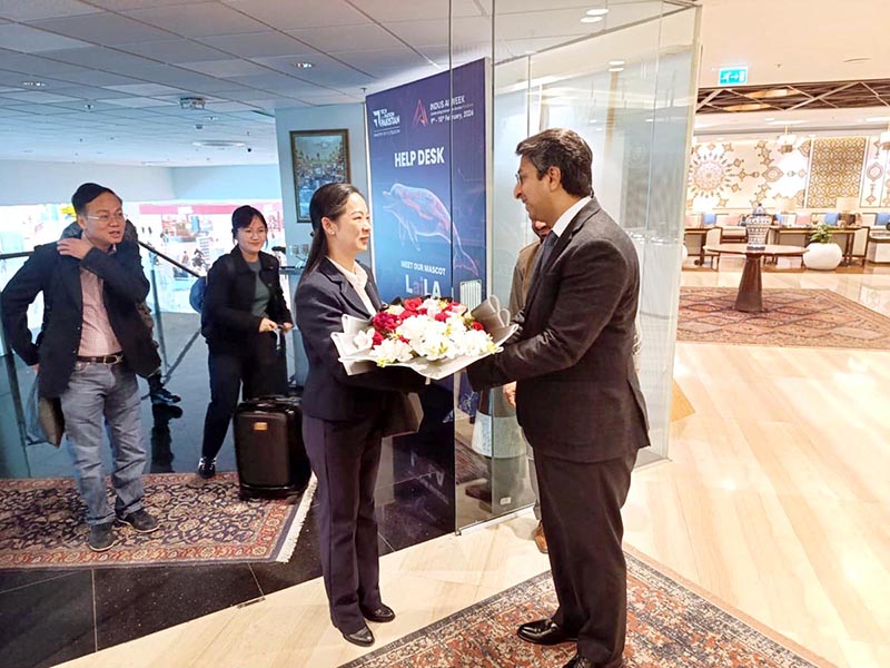 Coordinator to the Prime Minister on Commerce, Rana Ihsaan Afzal Khan, presents a bouquet to H.E. Cham Nimul, Minister of Commerce of Cambodia, on her arrival at Islamabad International Airport, ahead of the 2nd Pakistan-Cambodia Joint Trade Committee (JTC) meeting
